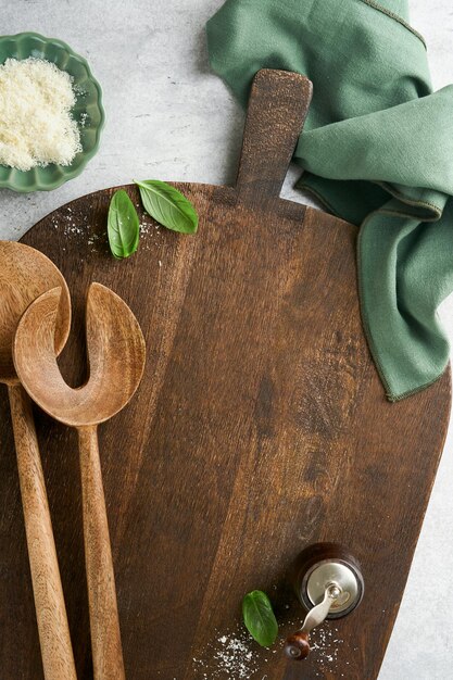 Stół z akcesoriami kuchennymi